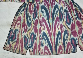 An Very Rare And Fine Quality Ikat chapan, Silk and cotton Uzbekistan. With Roller Print Inside.

C.19th century. 

Its size is W-62cm, L-128cm,S-25cmX63cm (20221014_133249).           