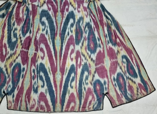 An Very Rare And Fine Quality Ikat chapan, Silk and cotton Uzbekistan. With Roller Print Inside.

C.19th century. 

Its size is W-62cm, L-128cm,S-25cmX63cm (20221014_133249).           