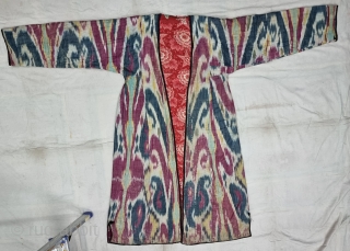 An Very Rare And Fine Quality Ikat chapan, Silk and cotton Uzbekistan. With Roller Print Inside.

C.19th century. 

Its size is W-62cm, L-128cm,S-25cmX63cm (20221014_133249).           