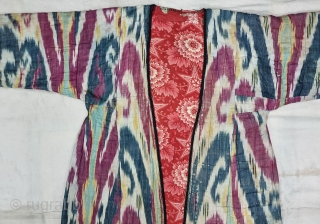 An Very Rare And Fine Quality Ikat chapan, Silk and cotton Uzbekistan. With Roller Print Inside.

C.19th century. 

Its size is W-62cm, L-128cm,S-25cmX63cm (20221014_133249).           