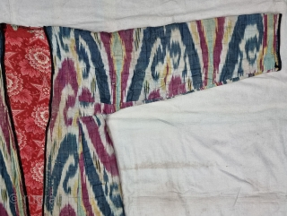 An Very Rare And Fine Quality Ikat chapan, Silk and cotton Uzbekistan. With Roller Print Inside.

C.19th century. 

Its size is W-62cm, L-128cm,S-25cmX63cm (20221014_133249).           