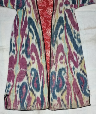 An Very Rare And Fine Quality Ikat chapan, Silk and cotton Uzbekistan. With Roller Print Inside.

C.19th century. 

Its size is W-62cm, L-128cm,S-25cmX63cm (20221014_133249).           