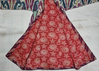 An Very Rare And Fine Quality Ikat chapan, Silk and cotton Uzbekistan. With Roller Print Inside.

C.19th century. 

Its size is W-62cm, L-128cm,S-25cmX63cm (20221014_133249).           