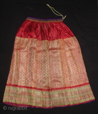 Khinkhab Zari Brocade Skirt.From Jamnagar,Gujarat,India. Its condition is Good.Its size is L-85cmXW-210(DSC05594 New)                    