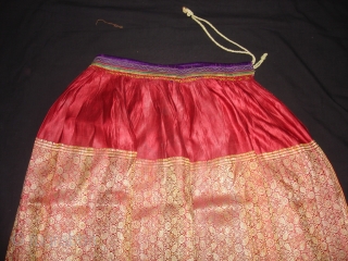 Khinkhab Zari Brocade Skirt.From Jamnagar,Gujarat,India. Its condition is Good.Its size is L-85cmXW-210(DSC05594 New)                    