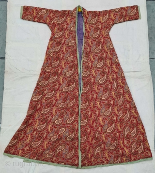 Manchester Print Coat(Robe) With Cotton Filling insid, From Manchester England made for Indian Market. India. Roller Printed on Cotton. Its size is L-135cm,W-130cm, Sleevs 13cmX30cm.
C.1900 (20211106_142349).       