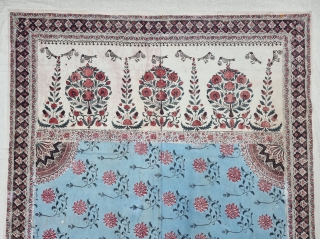 An Unusual And Rare Palampore Floral Chintz Kalamkari , Hand-Drawn Mordant-And Resist-Dyed Cotton, From Coromandel Coast South
C.1850-1875.Exported to the European Markets.
Its size is 142cmX292cm (20231031_135155).        