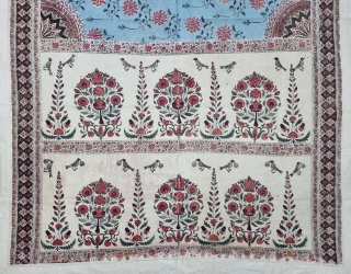 An Unusual And Rare Palampore Floral Chintz Kalamkari , Hand-Drawn Mordant-And Resist-Dyed Cotton, From Coromandel Coast South
C.1850-1875.Exported to the European Markets.
Its size is 142cmX292cm (20231031_135155).        