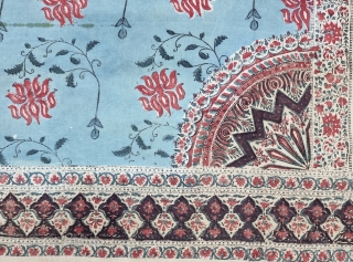 An Unusual And Rare Palampore Floral Chintz Kalamkari , Hand-Drawn Mordant-And Resist-Dyed Cotton, From Coromandel Coast South
C.1850-1875.Exported to the European Markets.
Its size is 142cmX292cm (20231031_135155).        
