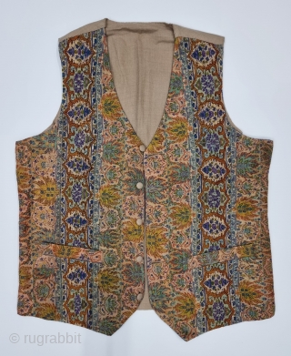 A Rare Dorukha Floral Waist Coat (Jacket) of Kani Weave Jamawar, From Kashmir India. India.

Made for the Young Nawab Prince for Bengal which is in Northern India.

C.1865-1890

Size is 52cmX66cm(20231107_140542).    