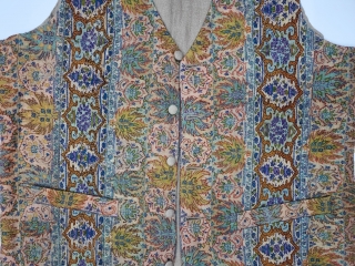 A Rare Dorukha Floral Waist Coat (Jacket) of Kani Weave Jamawar, From Kashmir India. India.

Made for the Young Nawab Prince for Bengal which is in Northern India.

C.1865-1890

Size is 52cmX66cm(20231107_140542).    