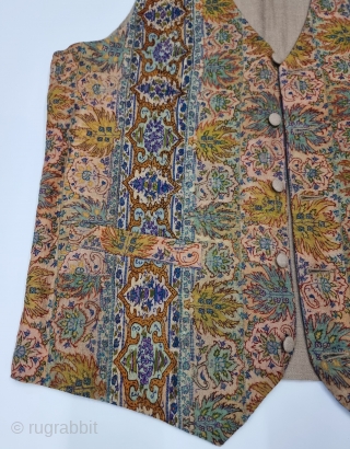 A Rare Dorukha Floral Waist Coat (Jacket) of Kani Weave Jamawar, From Kashmir India. India.

Made for the Young Nawab Prince for Bengal which is in Northern India.

C.1865-1890

Size is 52cmX66cm(20231107_140542).    