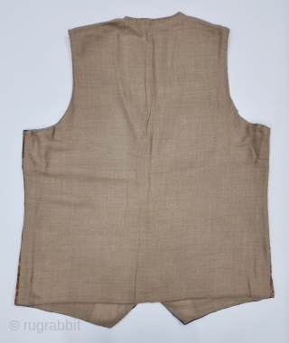 A Rare Dorukha Floral Waist Coat (Jacket) of Kani Weave Jamawar, From Kashmir India. India.

Made for the Young Nawab Prince for Bengal which is in Northern India.

C.1865-1890

Size is 52cmX66cm(20231107_140542).    