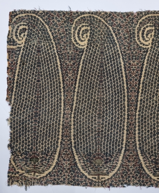 Very Unique And Rare Palledar Fragment of Kani Jamawar, From Kashmir, India.

 c.1810-1820. 

Its Size is 36cmx109cm.

Total 8 Butas, Size of Butas is 13cX38cm (20221215_172417).        