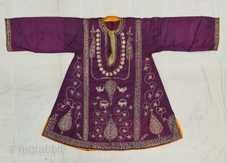 Ceremonial Chamba Costume, From Himachal Pradesh, India,
Silk ground with Aari Zari (Real Silver and Gold ) Embroidery.
Showing Lions, Birds. as well as Neck Ornaments depicting Jewelry.

C.1850-1875.

Its size is L-84cm, W-72cm, S-23X50cm(20211222_155553).  