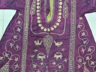 Ceremonial Chamba Costume, From Himachal Pradesh, India,
Silk ground with Aari Zari (Real Silver and Gold ) Embroidery.
Showing Lions, Birds. as well as Neck Ornaments depicting Jewelry.

C.1850-1875.

Its size is L-84cm, W-72cm, S-23X50cm(20211222_155553).  