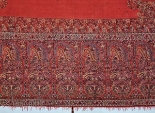 
An Unique And Rare Jaipuri Floral Palledar Shawl of Kani Jamawar, From Kashmir, India.

 C.1815-1825. 

Its Size is 125cmx285cm.

Pallu Size 45cmX115cm 
(Each Buta Size is 15cmX36cm) (20221220_141044).      