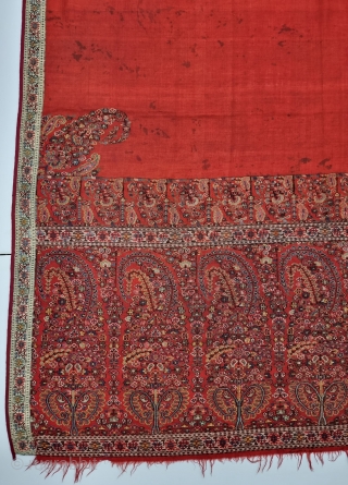 
An Unique And Rare Jaipuri Floral Palledar Shawl of Kani Jamawar, From Kashmir, India.

 C.1815-1825. 

Its Size is 125cmx285cm.

Pallu Size 45cmX115cm 
(Each Buta Size is 15cmX36cm).
.       