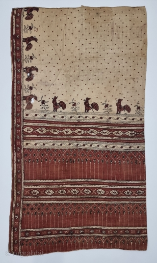 Floral And Figurative Chintz Kalamkari Fragment Hand-Drawn Mordant-And Resist-Dyed Cotton, From Coromandel Coast South India. India. 

C.1775-1820.

Exported to the European South East Asian Markets.

Its size is 55cmX97cm (20231220_143818).     