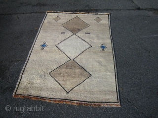 Not antique but very nice Qashqai rug, 174x105 cm. made about 1940 perhaps.
Shiny wool and god condition, some wear in and around the bottom medallion, perfect with your danish furniture.   