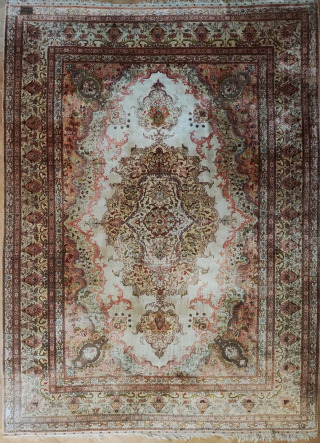 Gréât antique silk on silk and métal thread roomsize rug.
Signed. No repairs. Gréât condition. No fades colors, signed.
Size is 290x190cm             