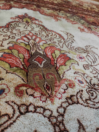 Gréât antique silk on silk and métal thread roomsize rug.
Signed. No repairs. Gréât condition. No fades colors, signed.
Size is 290x190cm             