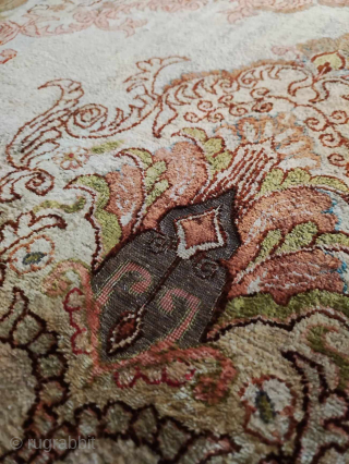 Gréât antique silk on silk and métal thread roomsize rug.
Signed. No repairs. Gréât condition. No fades colors, signed.
Size is 290x190cm             