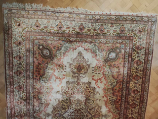 Gréât antique silk on silk and métal thread roomsize rug.
Signed. No repairs. Gréât condition. No fades colors, signed.
Size is 290x190cm             