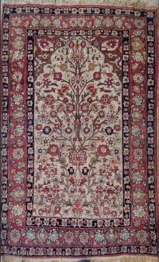 Antique end 19th prayer garden of paradise Kirman lavar.
Perfect condition. To damaged area. Never meet the floor. No oxydation, no repairs

195x125            