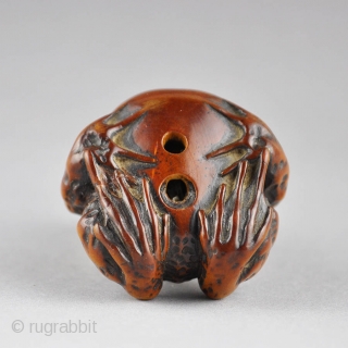 Japanese wood netsuke depicting a large toad.
The animal is carved realistically with attention to detail and the eyes are inlaid in horn.
Beautiful patina. Unsigned. 19th century, cm 4,1 x 3,5 x 2,5
 