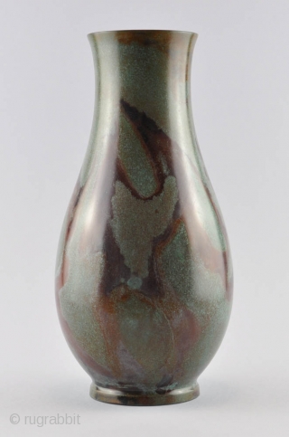 A Japanese cast bronze flower vase with an informal design of green and purple patina. 
Signed on the base with impressed mark Hōsetsu
First half of 20th century. 29 x 14 cm. 
  ...