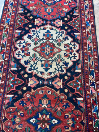 Runner Baktiar 370 x 113 circa 1950
Contact via WhatsApp : +33 (0) 614362146