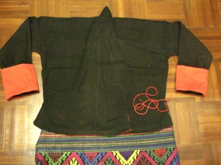 A set of "Tai Lue" women costume (Tube skirt & side fastening blouse), possibly from Bo Kaew or Udomxay, Laos. All are made from hand spun cotton. The blouse is in black  ...
