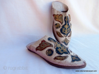 MOROCCAN HAND MADE SHOES The degree of sophistication of hand made shoes in Morocco is extensive and ranges from very basic ones made from esparta, or dried grass, to pairs such as  ...