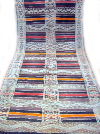 MOROCCAN MIDDLE ATLAS BERBER FLAT WEAVE / KILIM. The Ait Arfur Berber group weave distinctive patterns embellished with white cotton on many of their kilims, capes and bags. This is a good  ...