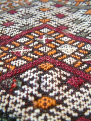 Semi-antique moroccan Amazigh (berber) woven kilim tent cushion

Beautiful example which has detailed handwoven tribal designs on BOTH sides of the cushion. 

Colours: White, black, burgundy, orange, green and brown.
Material: Wool and cotton
Size:  ...