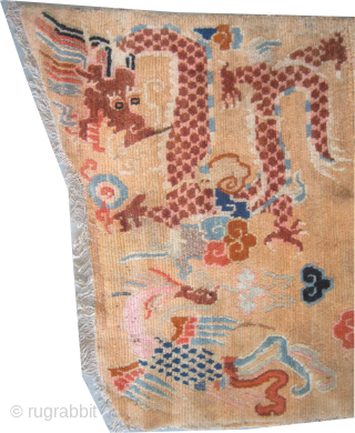 



Horse cover Tibetan, knotted circa 1920, collectors item, 67 x 110 cm.
The knots are hand spun wool, thick pile, minor moth damages, dragon design, in its original shape.


     