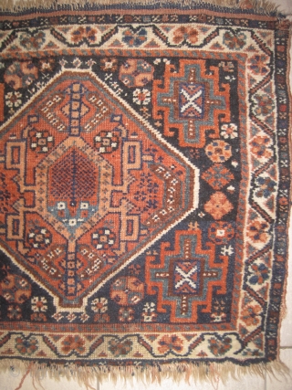 Shiraz Persian 1910

Antique, collector's item, vegetable dyes, the knots are hand spun wool, the warp and the weft threads are mixed with wool and goat hair, the up edge is finished 2,5  ...