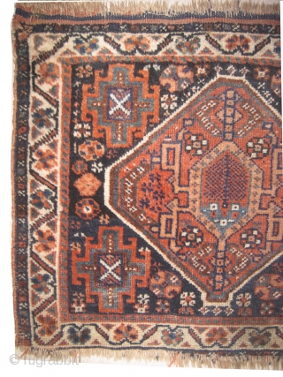 Shiraz Persian 1910

Antique, collector's item, vegetable dyes, the knots are hand spun wool, the warp and the weft threads are mixed with wool and goat hair, the up edge is finished 2,5  ...