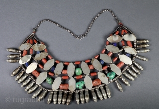 Necklace from Ladakh, Tibetan cultural area.
Silver, Lapis Lazuli, Turquoise, Coral.
First part of the 20th century.                  