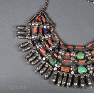 Necklace from Ladakh, Tibetan cultural area.
Silver, Lapis Lazuli, Turquoise, Coral.
First part of the 20th century.                  