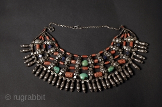 Necklace from Ladakh, Tibetan cultural area.
Silver, Lapis Lazuli, Turquoise, Coral.
First part of the 20th century.                  