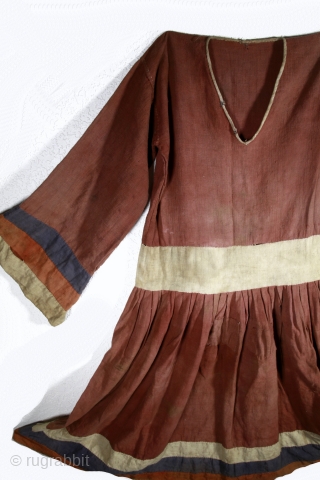 Antique shaman dress from Nepal, Cotton. Height : 133 cm
This dress has been entirely hand-sewn.                  