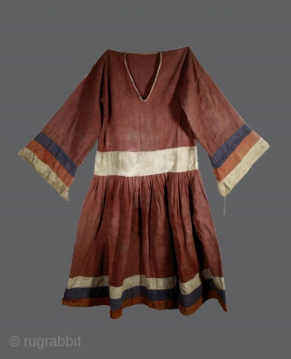 Antique shaman dress from Nepal, Cotton. Height : 133 cm
This dress has been entirely hand-sewn.                  