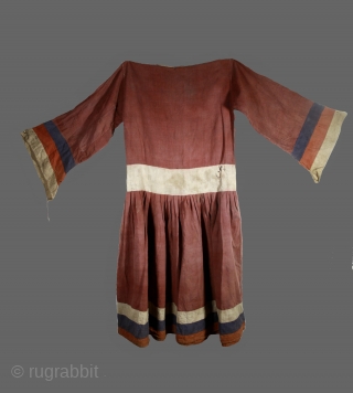 Antique shaman dress from Nepal, Cotton. Height : 133 cm
This dress has been entirely hand-sewn.                  