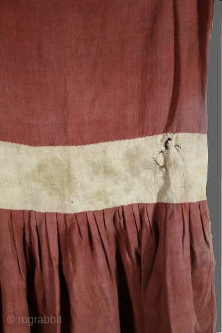 Antique shaman dress from Nepal, Cotton. Height : 133 cm
This dress has been entirely hand-sewn.                  