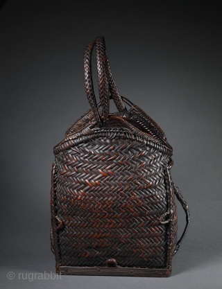 Basketry hood from the Philippines.
Ifugao, Bontoc or Igorot culture.

40 cm high
28 cm wide                    