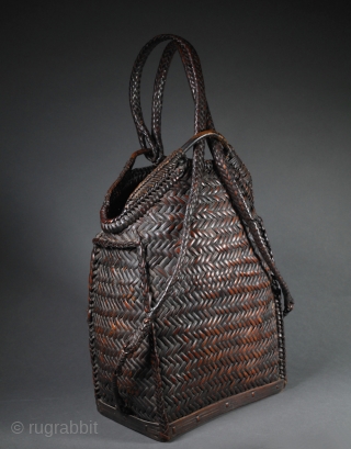 Basketry hood from the Philippines.
Ifugao, Bontoc or Igorot culture.

40 cm high
28 cm wide                    