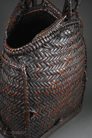 Basketry hood from the Philippines.
Ifugao, Bontoc or Igorot culture.

40 cm high
28 cm wide                    