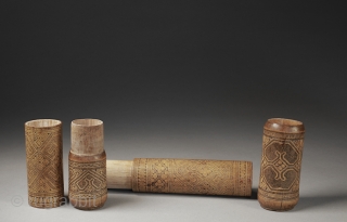 Antique bamboo lime boxes elaborately covered with many traditional patterns.
Timor, Indonesia.
20 cm and 14 cm.                  